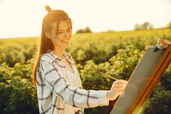 Elegant and beautiful girl painting in a field — 스톡 사진