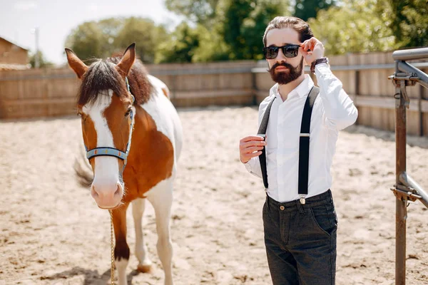 Handsme man staat in een ranch — Stockfoto