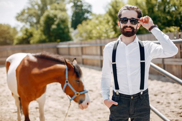 Handsme людина стоїть на ранчо — стокове фото