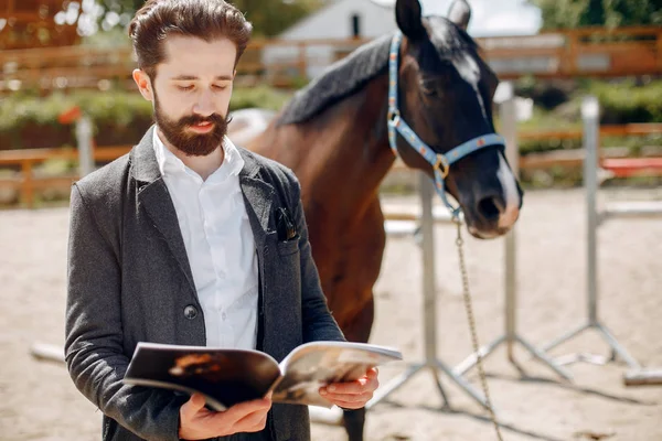 Handsme man staat in een ranch — Stockfoto
