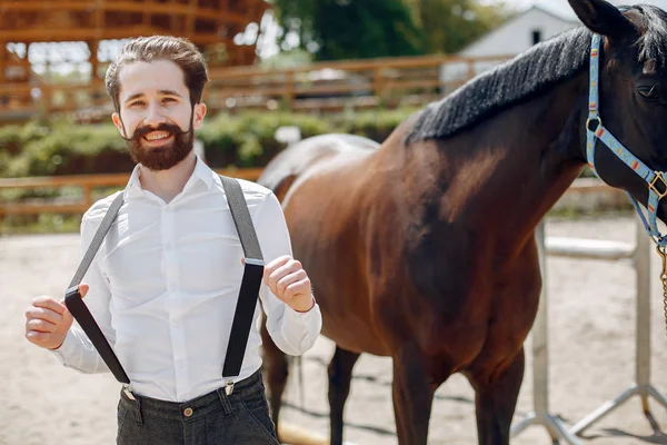 Handsme man staat in een ranch — Stockfoto