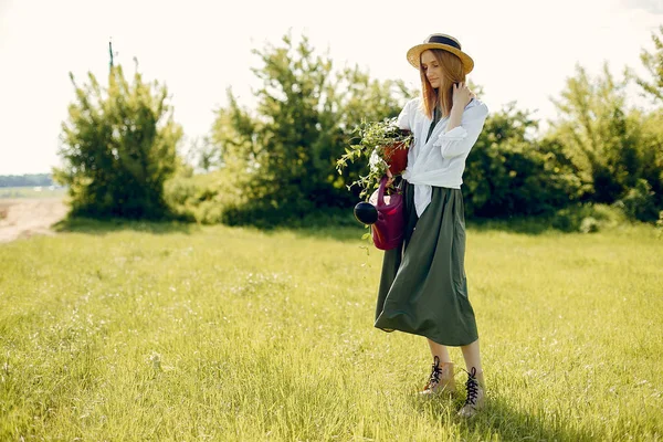 Hermosa mujer en un campo de verano — Foto de Stock