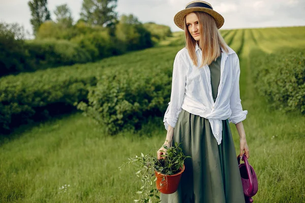 Mooie vrouw in een zomer veld — Stockfoto