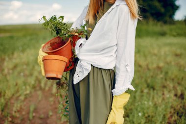 Yaz tarlasında güzel bir kadın