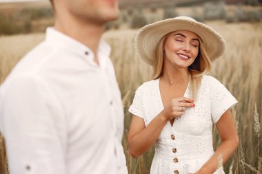 Güzel bir çift sonbahar tarlasında vakit geçirir.
