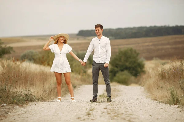 Belo casal passar o tempo em um campo de outono — Fotografia de Stock