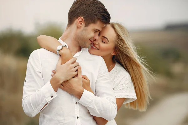 Hermosa pareja pasar tiempo en un campo de otoño —  Fotos de Stock