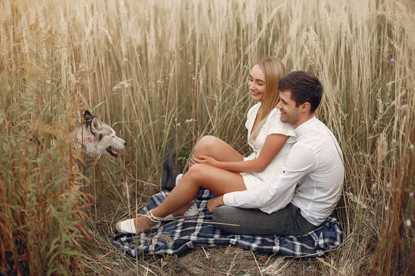 Красива пара проводить час в осінньому полі — стокове фото