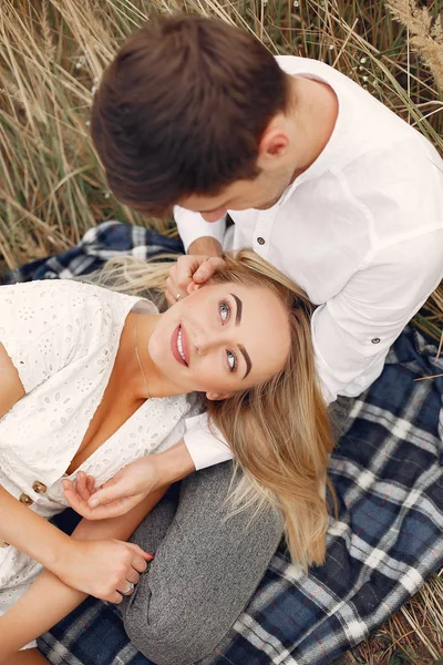 Belo casal passar o tempo em um campo de outono — Fotografia de Stock