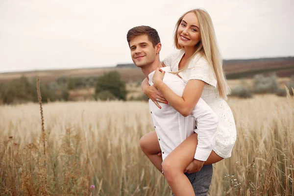 Belo casal passar o tempo em um campo de outono — Fotografia de Stock