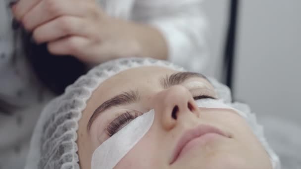 A lash master is doing the eye lashes lamination — Stockvideo