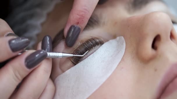 Um artista de cílios está fazendo laminação das pestanas dos olhos — Vídeo de Stock