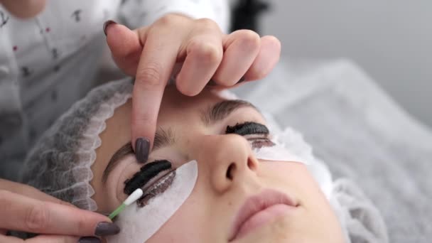 The lash artist is dying the lashes — Stock Video