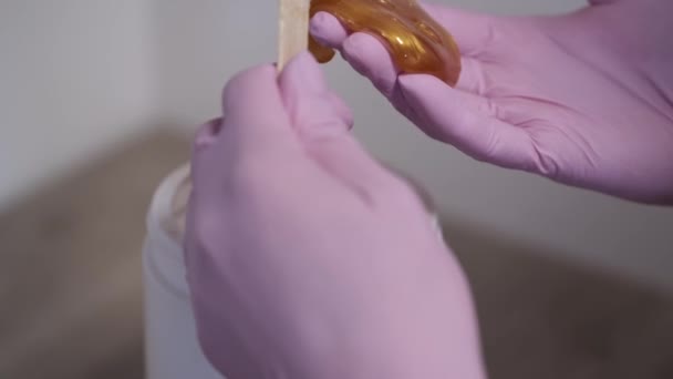 Обрезанный вид процесса взятия воска для косметологической процедуры — стоковое видео