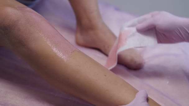 Esteticista fazendo procedimento de cera para remoção de cabelo no salão — Vídeo de Stock