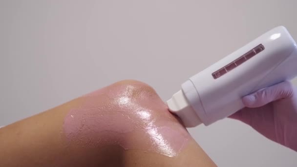Zbliżenie maszyny do depilacji stosowane przez kosmetologa w salonie — Wideo stockowe