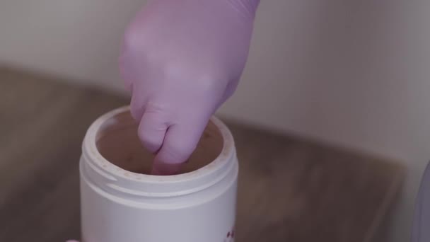 Kosmetolog wyjmujący wosk z pudełka do zabiegu depilacji — Wideo stockowe