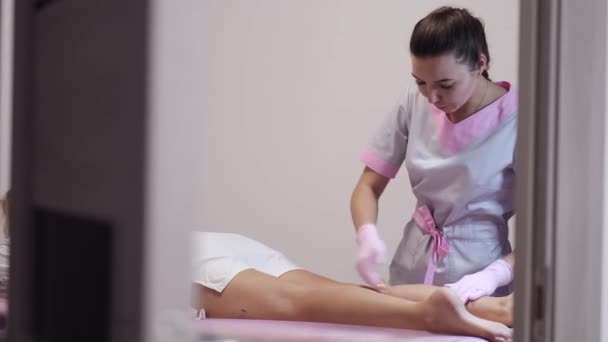 Specialist doing waxing hair removal procedure in salon — 비디오
