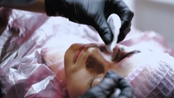 L'artiste frontal fait du microblading sur les sourcils — Video