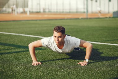 Yaz parkında yakışıklı adam eğitimi.