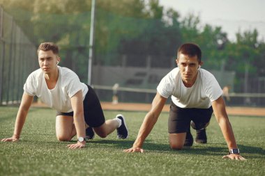 Yaz parkında yakışıklı adam eğitimi.