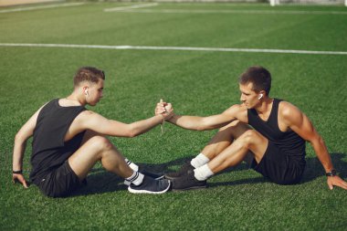 Yaz parkında yakışıklı adam eğitimi.