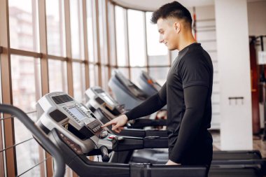 Yakışıklı bir adam spor salonunda nişanlandı.