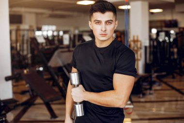 Yakışıklı bir adam spor salonunda nişanlandı.