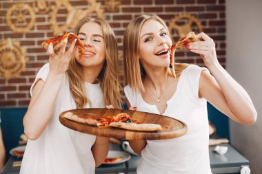 Kafede pizza yiyen sevimli arkadaşlar.