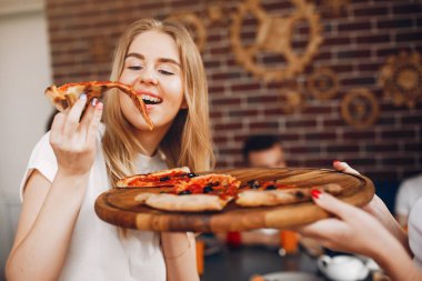 Kafede pizza yiyen sevimli arkadaşlar.
