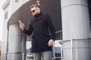 Bir yaz şehirde yakışıklı businesman