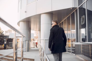 Bir yaz şehirde yakışıklı businesman