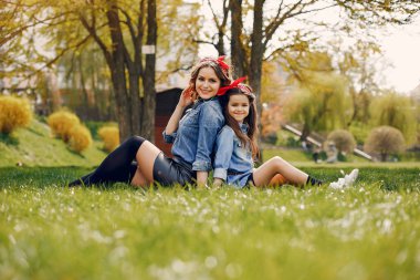 Bir bahar parkında şirin ve şık bir aile.