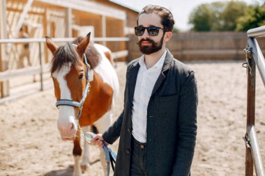 Çiftlikte duran eli olan adam.