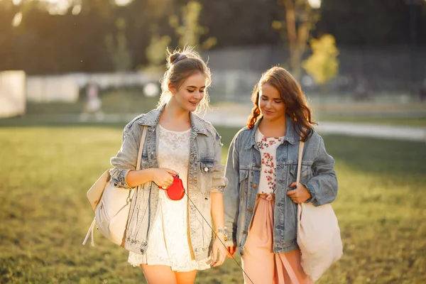 Елегантні і стильні дівчата в літньому парку — стокове фото