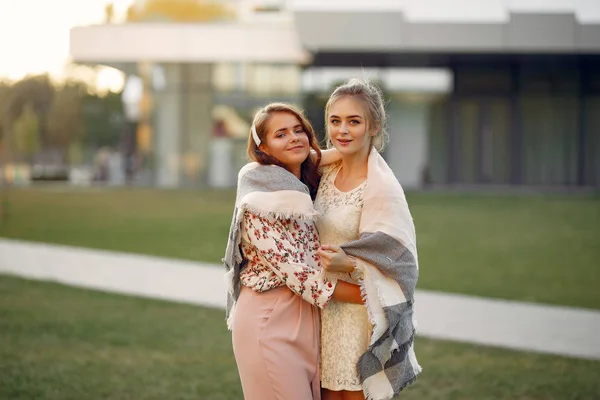 Chicas elegantes y elegantes en un parque de verano —  Fotos de Stock