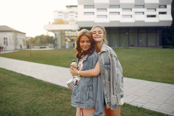 Ragazze eleganti ed eleganti in un parco estivo — Foto Stock