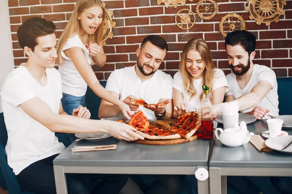 Lindos amigos en un café comiendo una pizza —  Fotos de Stock