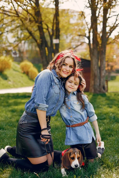 Familia linda y elegante en un parque de primavera — Foto de Stock