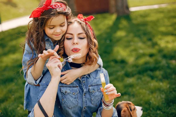 Cute and stylish family in a spring park — Stock Photo, Image