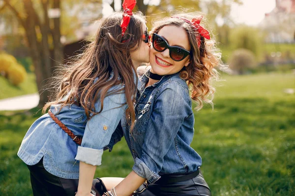 Famiglia carina ed elegante in un parco primaverile — Foto Stock