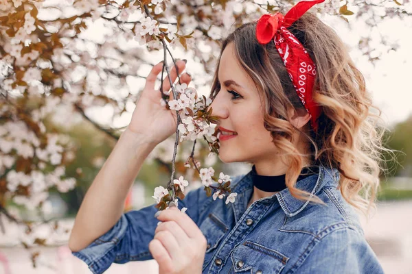 Elegant and stylish girl in a spring park — Stock Photo, Image