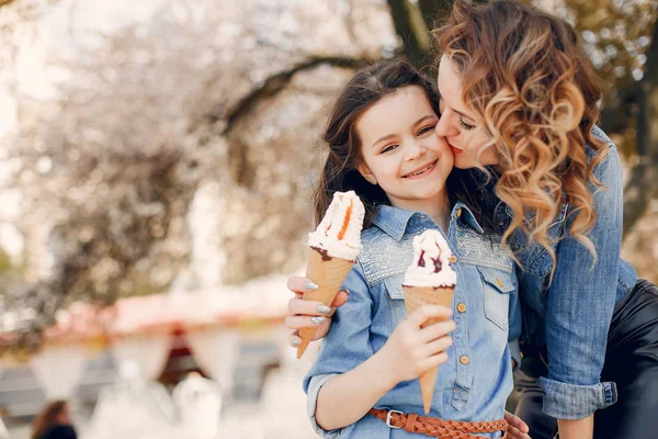 Cute and stylish family in a spring park — Stock Photo, Image