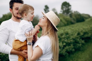 Yaz tarlasında oynayan sevimli bir aile.