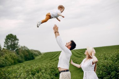 Yaz tarlasında oynayan sevimli bir aile.