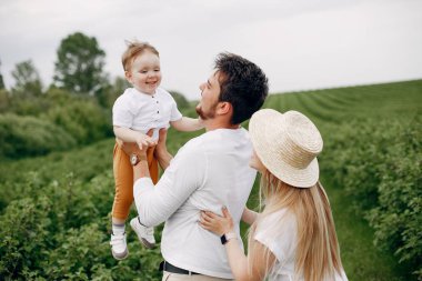Yaz tarlasında oynayan sevimli bir aile.