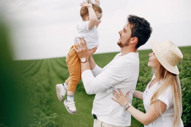 Yaz tarlasında oynayan sevimli bir aile.