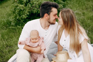 Yaz tarlasında oynayan sevimli bir aile.