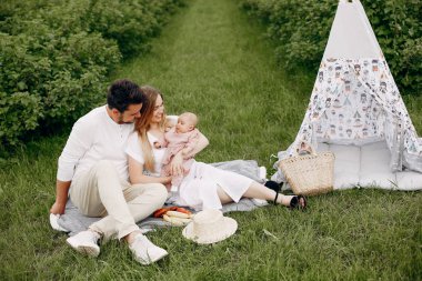 Yaz tarlasında oynayan sevimli bir aile.