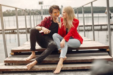 Şık, genç bir çift ve şehirde yeleleri var.